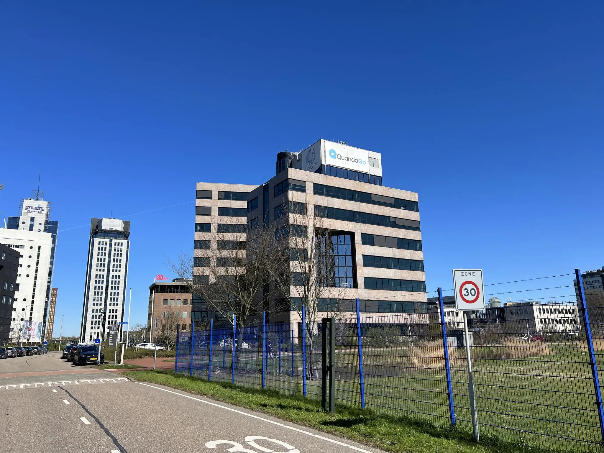 Kantoorgebouw van QuandaGo aan het Rivium Quadrant onder een heldere blauwe lucht.